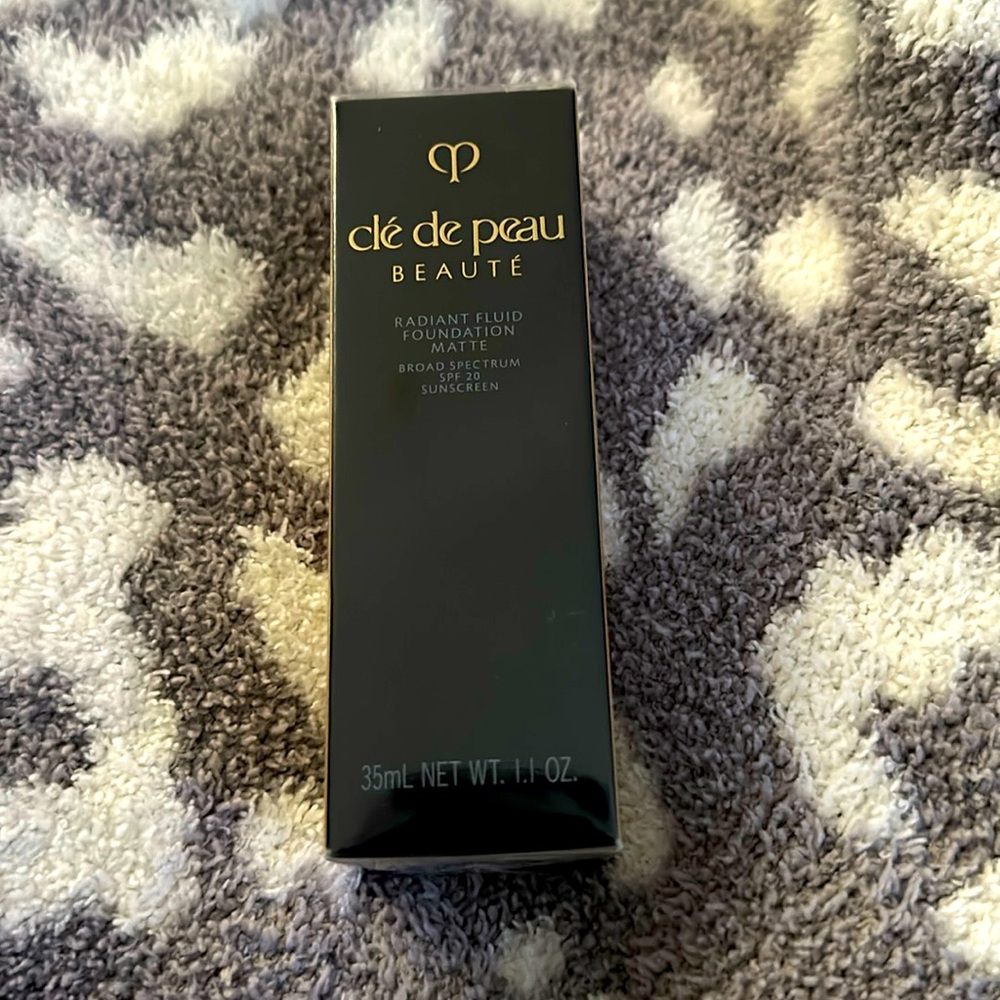 Cle De Peau ~ Radiant fluid foundation Matte. SPF 20. Color O50 Tan Ocher. 35ml.